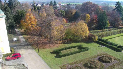 Příjezdová cesta k zámku