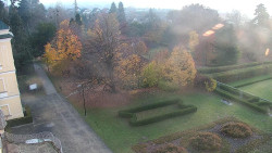 Příjezdová cesta k zámku