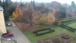 Příjezdová cesta k zámku