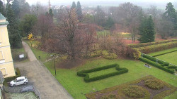 Příjezdová cesta k zámku