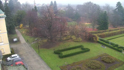 Příjezdová cesta k zámku