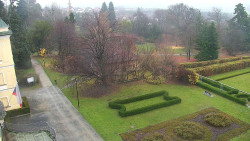 Příjezdová cesta k zámku