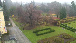 Příjezdová cesta k zámku