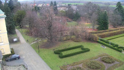 Příjezdová cesta k zámku