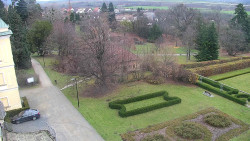 Příjezdová cesta k zámku