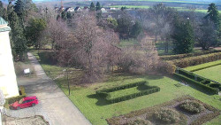 Příjezdová cesta k zámku