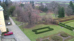 Příjezdová cesta k zámku