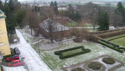 Příjezdová cesta k zámku