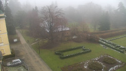 Příjezdová cesta k zámku