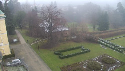 Příjezdová cesta k zámku