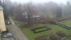 Příjezdová cesta k zámku