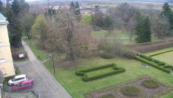 Příjezdová cesta k zámku