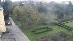 Příjezdová cesta k zámku