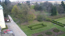 Příjezdová cesta k zámku