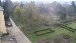 Příjezdová cesta k zámku