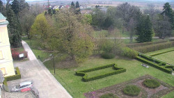 Příjezdová cesta k zámku