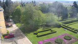 Příjezdová cesta k zámku