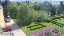 Příjezdová cesta k zámku