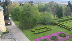 Příjezdová cesta k zámku