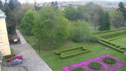 Příjezdová cesta k zámku