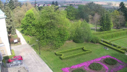 Příjezdová cesta k zámku