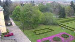 Příjezdová cesta k zámku