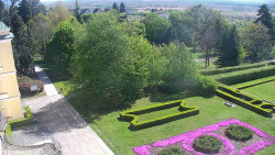 Příjezdová cesta k zámku