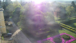 Příjezdová cesta k zámku