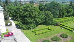 Příjezdová cesta k zámku