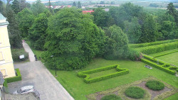 Příjezdová cesta k zámku