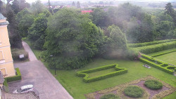 Příjezdová cesta k zámku