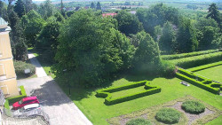 Příjezdová cesta k zámku