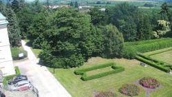Příjezdová cesta k zámku