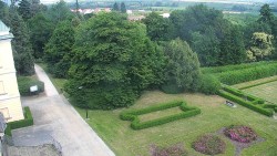 Příjezdová cesta k zámku