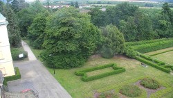 Příjezdová cesta k zámku