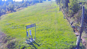 Skiareál Troják - Kamera u nástupu na vlek svah A - 9.5.2025 v 07:55
