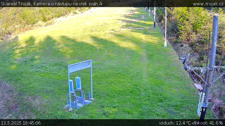 Skiareál Troják - Kamera u nástupu na vlek svah A - 13.5.2025 v 18:45 Skiareál Troják - Kamera u nástupu na vlek svah A - 13.5.2025 v 18:45