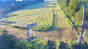 Skiareál Troják - Kamera u nástupu na vlek svah A - 15.6.2025 v 05:55