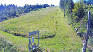 Skiareál Troják - Kamera u nástupu na vlek svah A - 30.6.2025 v 07:55