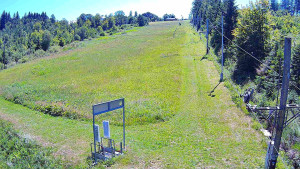 Skiareál Troják - Kamera u nástupu na vlek svah A - 30.6.2025 v 11:55