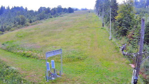 Skiareál Troják - Kamera u nástupu na vlek svah A - 7.7.2025 v 04:55