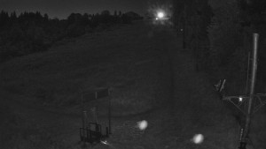 Skiareál Troják - Kamera u nástupu na vlek svah A - 15.8.2025 v 00:55