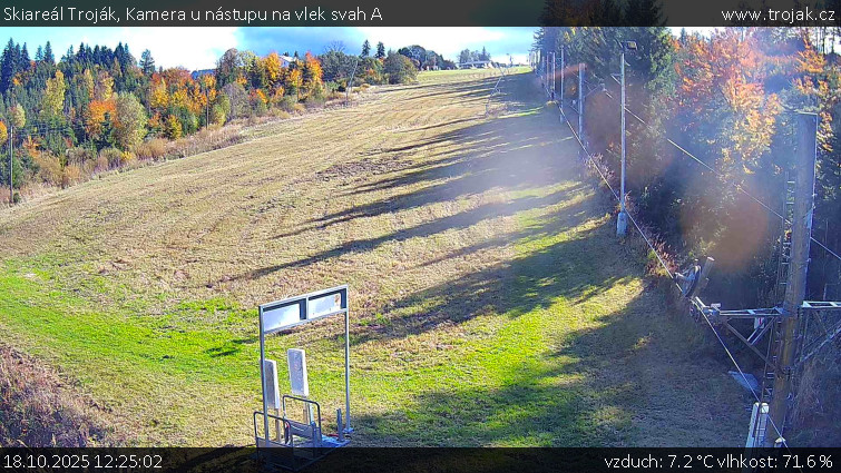 Skiareál Troják - Kamera u nástupu na vlek svah A - 18.10.2025 v 12:25 Skiareál Troják - Kamera u nástupu na vlek svah A - 18.10.2025 v 12:25