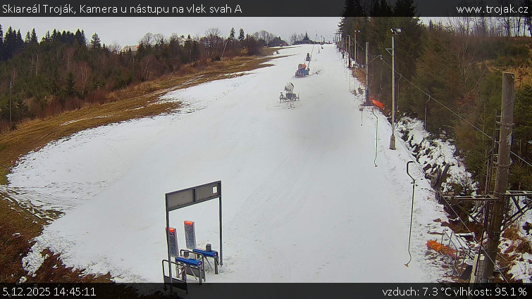 Skiareál Troják - Kamera u nástupu na vlek svah A - 5.12.2025 v 14:45