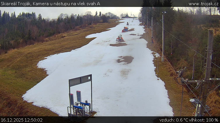 Skiareál Troják - Kamera u nástupu na vlek svah A - 16.12.2025 v 12:50