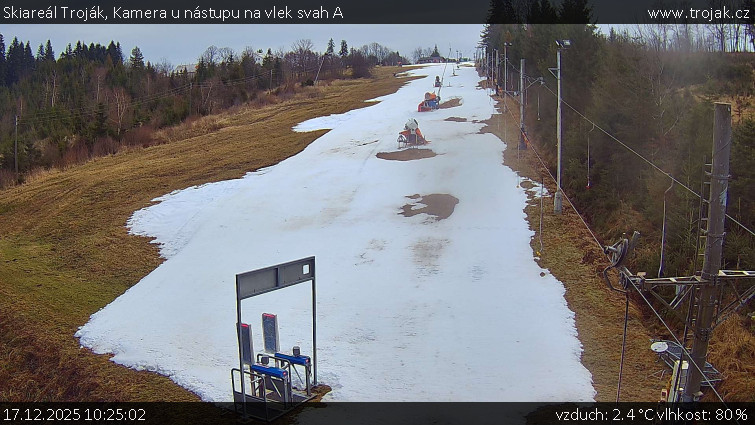 Skiareál Troják - Kamera u nástupu na vlek svah A - 17.12.2025 v 10:25