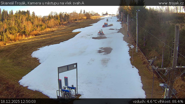 Skiareál Troják - Kamera u nástupu na vlek svah A - 18.12.2025 v 12:50