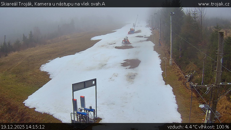 Skiareál Troják - Kamera u nástupu na vlek svah A - 19.12.2025 v 14:15