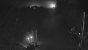 Skiareál Troják - Kamera u nástupu na vlek svah A - 19.12.2025 v 18:45