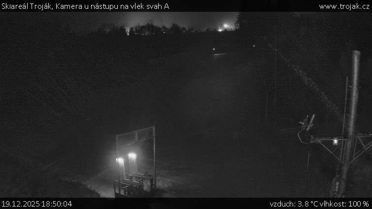 Skiareál Troják - Kamera u nástupu na vlek svah A - 19.12.2025 v 18:50